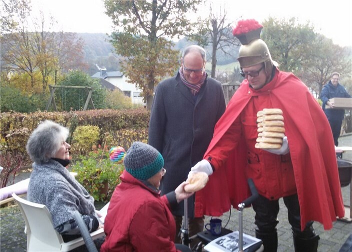 Jeder Bewohner bekam eine St. Martinsbrezel überreicht. privat