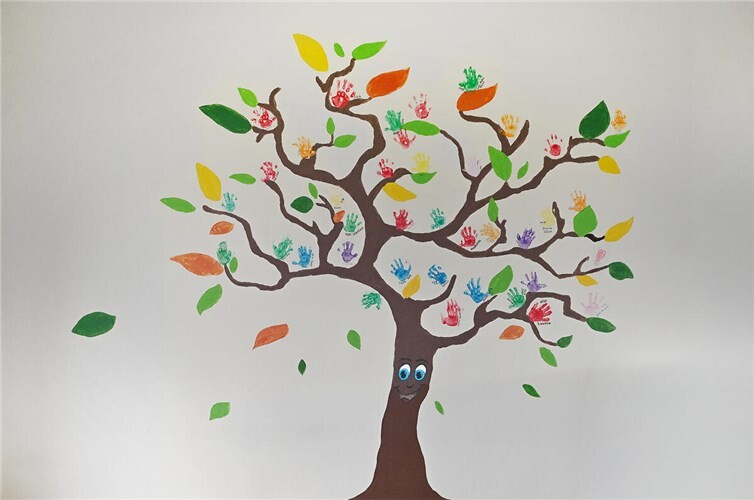 Jeder Handabdruck eine Erinnerung: Der bunte Baum mit den Handabdrücken aller Kinder, die die Kita besucht haben.Foto: privat