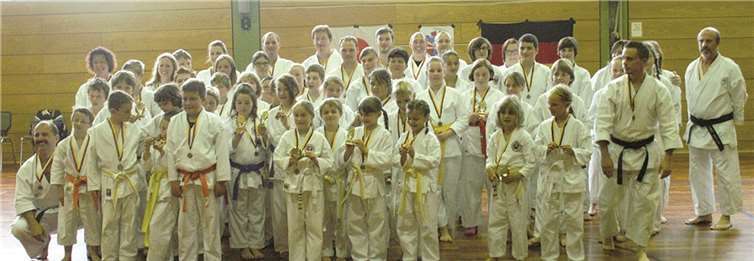 Jeder Kämpfer erhielt beim 1. HONSO Kata Cup in Dieblich eine Medaille für ihren Einsatz.privat
