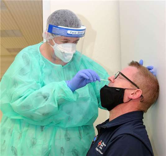 Jeder Mitarbeiter beim DRK im Ahrkreis erfüllt wichtige Aufgaben zum Wohle der Mitbürger und zur Aufrechterhaltung der Einsatzbereitschaft. Der DRK-Kreisverband Ahrweiler e.V. führt seit einiger Zeit alle zwei Wochen für seine im medizinischen Bereich tätigen Mitarbeiter Sars-CoV-2-Antigen-Schnelltests durch. Obwohl das DRK die Testkosten für die Verwaltungskräfte selber tragen muss, konnten sich nun auch die Mitarbeiter der DRK-Kreisgeschäftsstelle in Bad Neuenahr-Ahrweiler testen lassen. Foto: Thorsten Trütgen