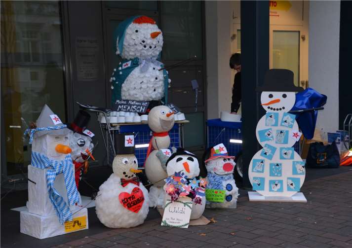 Jeder Schneemann sieht anders aus und ist anders gefertigt. DH