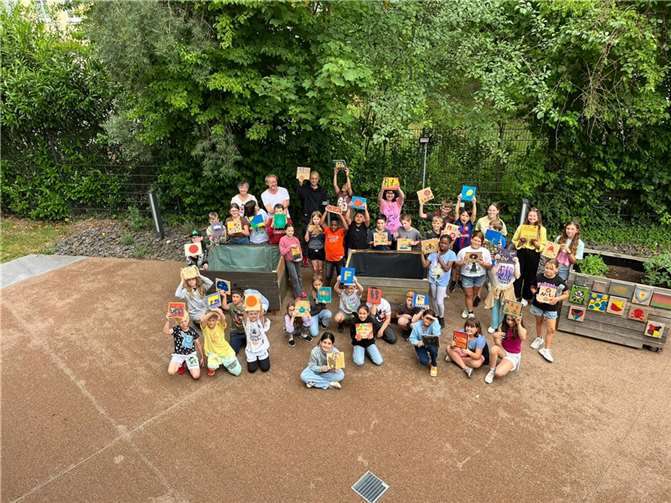 Jeder Schüler gestaltete ein individuelles Holzschild, dass an den Beeten angebracht wurde. Foto: Grundschule Bodelschwingh Bendorf
