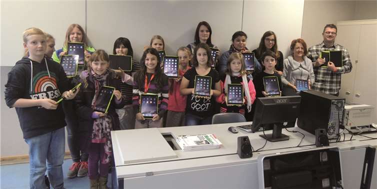 Jeder Schüler kann mit einem eigenen IPad am Unterricht teilnehmen. privat