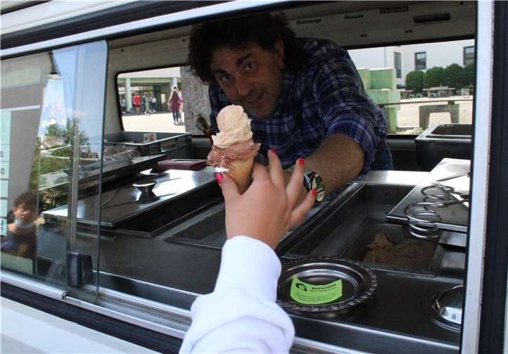 Jeder Schüler und jede Schülerin durfte sich ein Eis auf die Hand zusammenstellen und es im Kreise ihrer Klassenkameraden verspeisen.