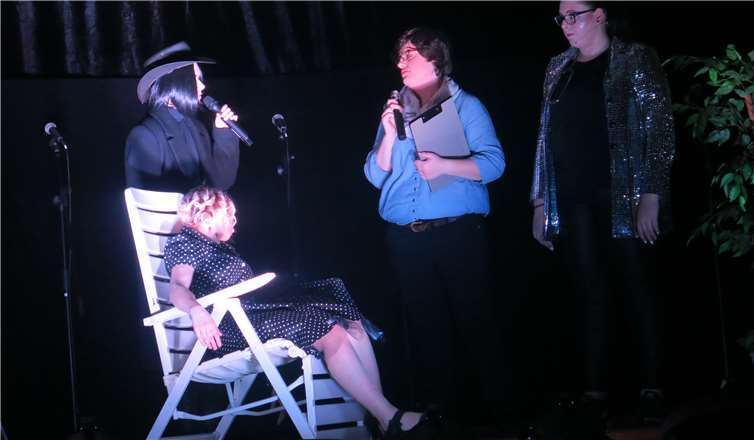 Jeder der Darsteller hatte so sein Scherflein zu tragen.