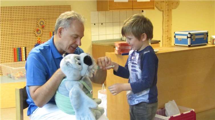 Jeder der Kinder durfte die Zähne von der Puppe Max Schrubbel einmal putzen.