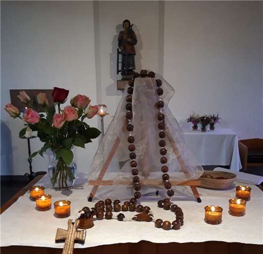 Jeder erhielt als Erinnerung einen kleinen Rosenkranz, der von Pater Donatus anlässlich der Andacht in Bürder gesegnet worden war. Fotos: privat