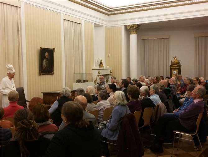 Jeder im voll besetzten Festsaal hörte konzentriert zu.privat