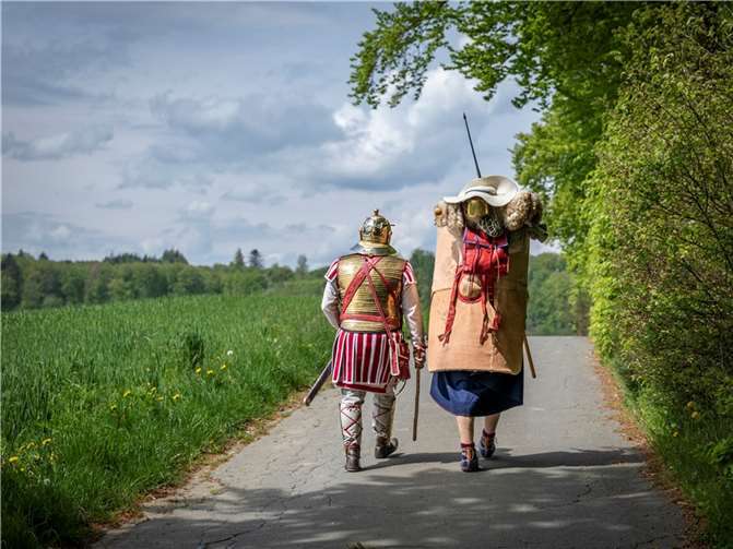 Jeder kann sich der Wandergruppe anschließen – ob mit Rüstung oder ohne.