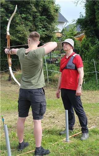 Jeder konnte sich mit Pfeil und Bogen probieren.  Foto: privat