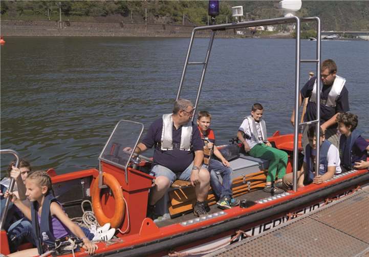 Jeder muss bei der Fahrt mit dem Boot eine Schwimmweste tragen. Darauf achteten die Feuerwehrkameraden aus Treis genau, ehe es auf der Mosel losging.