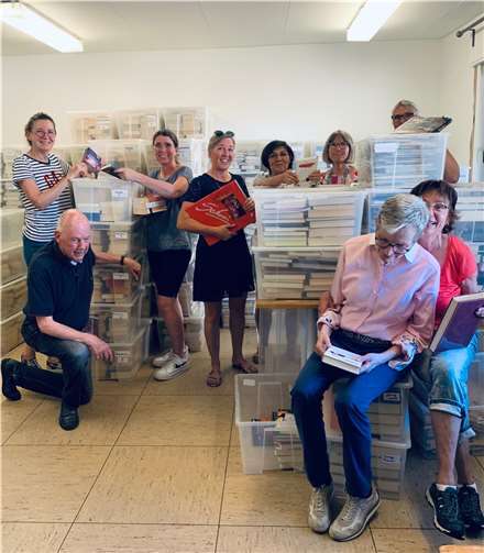 Jedes Buch wird durch die ehrenamtlichen Helferinnen geprüft, gereinigt und kategorisiert.  Foto: Lions Club Neuwied Andernach