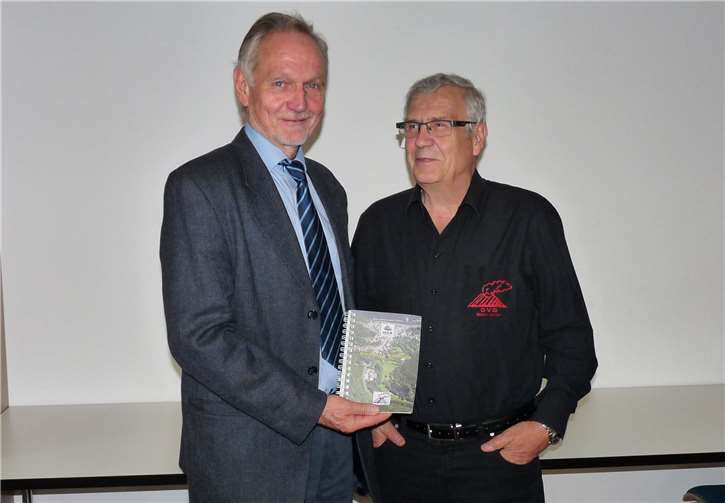 Jedes DVG-Mitglied erhielt ein Exemplar des von Walter Müller (rechts) und Prof. Dr. Lothar Viereck geschriebenen und gestalteten Wanderführers „Geologische Wanderung um Rieden“.