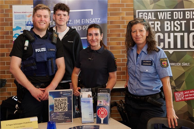 Jedes Jahr ein bei den Schülern sehr begehrter Infostand: die Vertreter der Polizeidienststelle Bad Neuenahr-Ahrweiler.