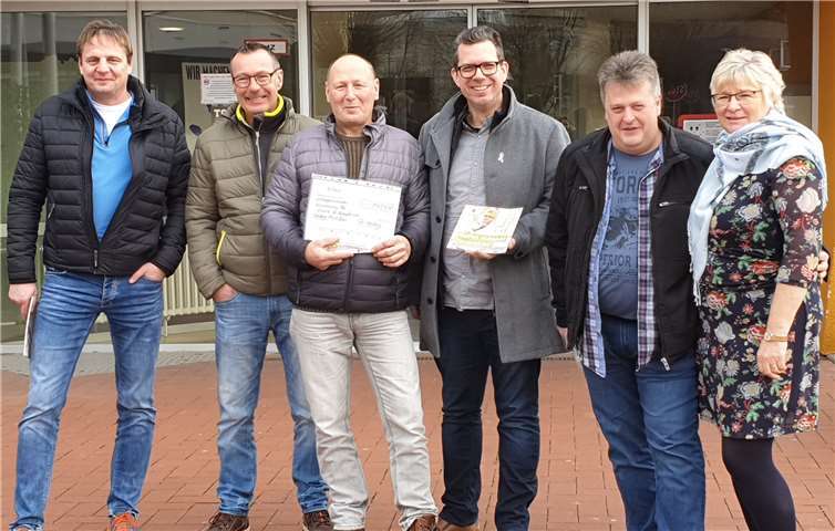 Jedes Jahr lädt der Dienstags-Club Orsberg am Tag vor Heiligabend die Dorfgemeinschaft ein. Gut 1430 Euro wurden beim letzten Fest gespendet – eine Summe, die von den DC-Mitgliedern jetzt wieder an die Elterninitiative krebskranker Kinder e.V. in St. Augustin übergeben wurde. Foto: privat