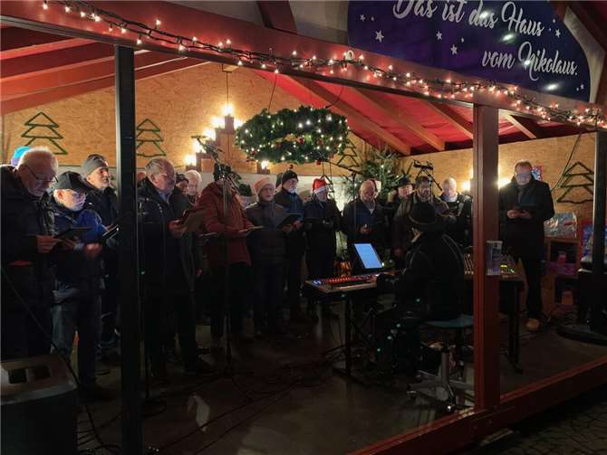Jedes Jahr tritt der Männergesangverein aus Linz in der Adventszeit an verschiedenen Orten auf.Foto: Andreas Paffhausen