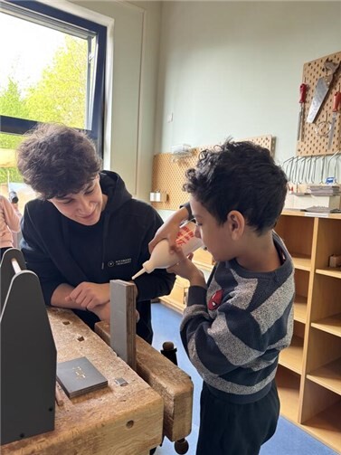 Jedes Kind baute seine ganz persönliche, mit dem Namen versehene Werkzeugkiste.