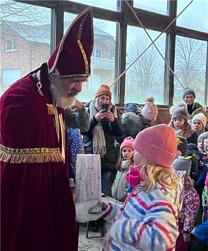 Jedes Kind bekam ein kleines Geschenk vom Nikolaus.