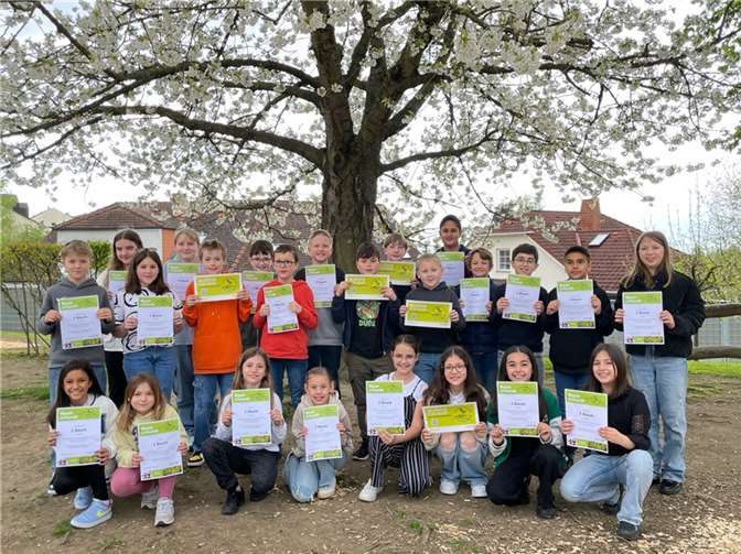 Jedes Kind bekam eine Urkunde mit Namen ausgestellt, welches es glücklich in die Kamera halten konnte.  Foto: Privat.