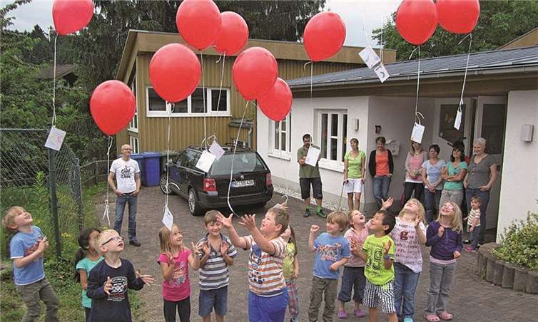 Jedes Kind bekam einen Ballon, der mit einer bemalten Karte versehen und auf eine Luftreise geschickt wurde. Privat