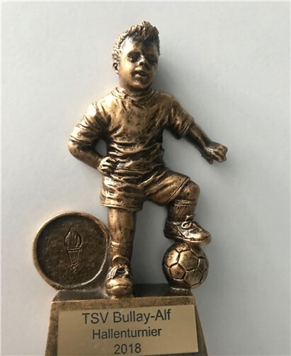 Jedes Kind bekam einen eigenen Fußballer, als Pokal überreicht.privat