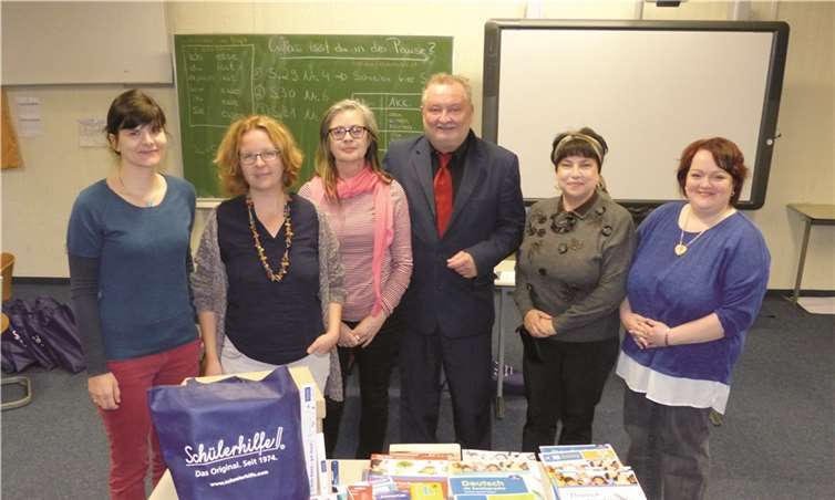 Jedes Kind, das im „Deutsch als Zweitsprache“-Unterricht neu aufgenommen wird, erhält ein Willkommenspaket, welches neben Schulmaterialien auch ein Wörterbuch der jeweiligen Muttersprache enthält. Die Pakete wurden nun überreicht (v.li.): Frau Baumert, Frau Kaspari, Frau Franke (DAZ Lehrerinnen und Ehrenamtler), Herr Leupold (Schulleiter) Frau Weber und Frau Gräf (Schülerhilfe Andernach)privat