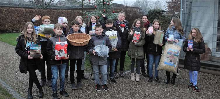 Jedes Kind der Schülergruppe hielt ein Geschenk für das Tierheim in der Hand. privat