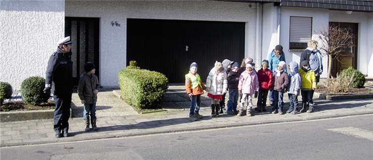 Jedes Kind durfte unter Beobachtung von Frau Hoppen einzeln und nacheinander das Geübte umsetzen. Privat