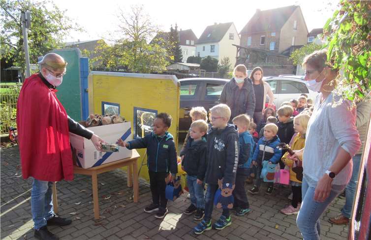 Jedes Kind erhielt aus den Händen von St. Martin einen Wecken.