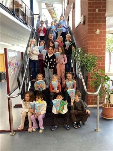 Jedes Kind erhielt eine Schultüte, unter anderem gefüllt mit einem Lesezeichen, einem Radiergummi und einem Lesepass.