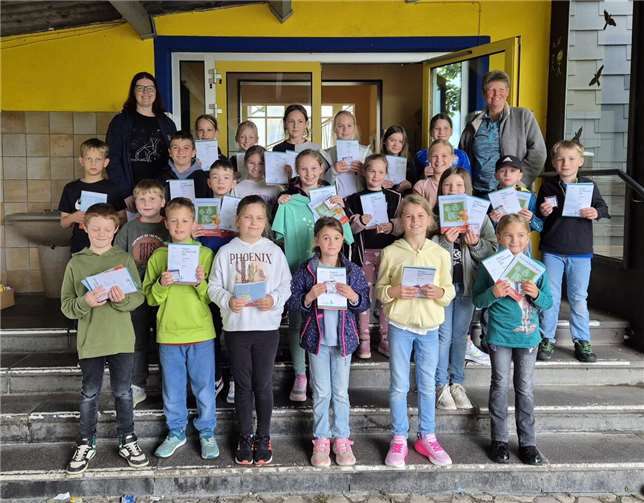 Jedes Kind erhielt eine Urkunde, ein Spiel und ein Heft mit mathematischen Rätseln. Foto: Grundschule Dohr