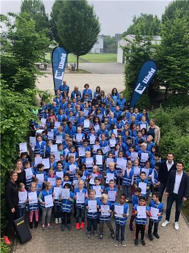 Jedes Kind erhielt nach absolviertem Kurs eine blaue "ich bin stark"-WesteFoto: privat