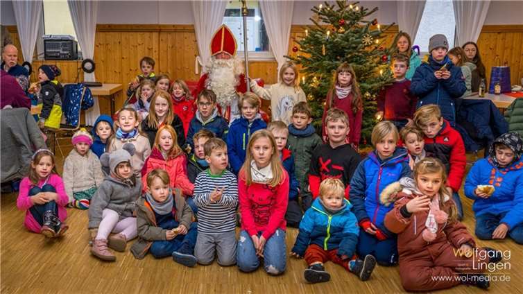 Jedes Kind erhielt persönlich aus der Hand des Nikolauses eine von der Bürgergesellschaft vorbereitete Nikolaustüte.  Copyright: Wolfgang Lingen