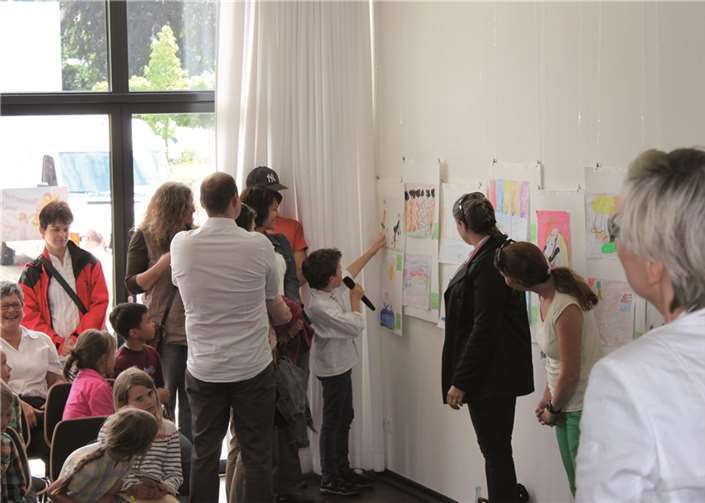 Jedes Kind hatte die Gelegenheit, sein Bild den zahlreichen Zuhörern zu erklären.