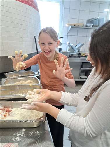 Jedes Kind hatte die Möglichkeit, seinen eigenen Pizzateig zu kneten.