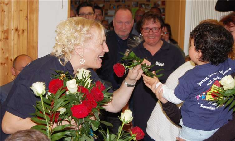 Jedes Kind hatte für die Leiterin der Kita Traumland, Brigitte Dreiser, eine Rose dabei.