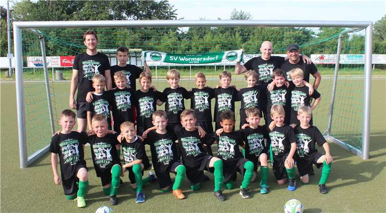 Jedes Kind nahm nach dem letzten Pflichtspiel sein eigenes Meisterschaftsshirt freudestrahlend entgegen. Foto: privat