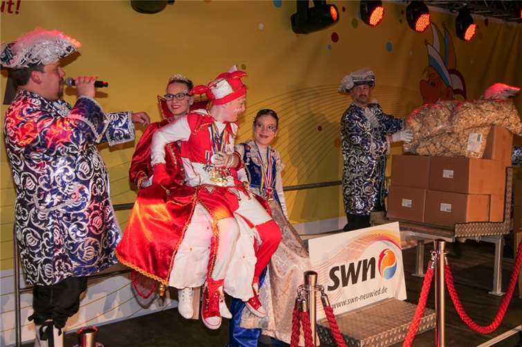 Jedes Pfund auf der Waage zählt. Die Kinderprinzenpaare freuten sich über möglichst viel Süßes für die Narren am Straßenrand bei den Umzügen.  Foto: Stadtwerke Neuwied