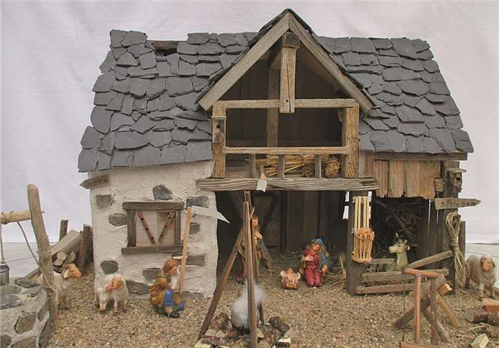 Jedes Stück ein Unikat: Prächtige Krippen wie diese gab es im Lehmener Pfarrsaal zu bestaunen und zu erwerben. privat