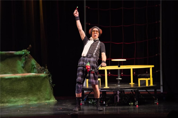 Jeff Hess hat das Publikum ab Sekunde Null voll im Griff.  Foto: Linus Reuer