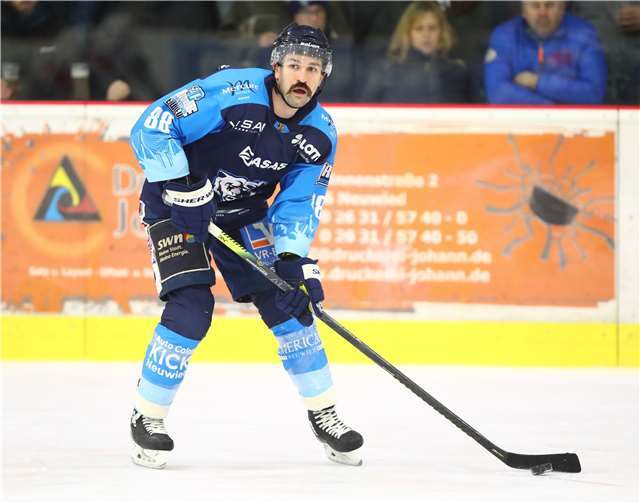 Jeff Smith war mit zwei Toren nur zweiter Sieger. Sein EHC unterlag gegen die Hammer Eisbären, die von Kevin Thau (zwei Tore, zwei Vorlagen) zum Sieg geführt wurden.Foto: privat