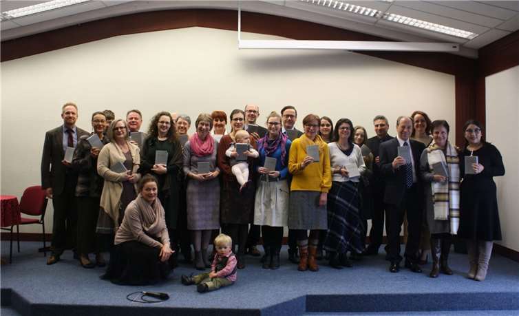 Jehovas Zeugen freuen sich über ihre neue Bibel. Foto: JZ