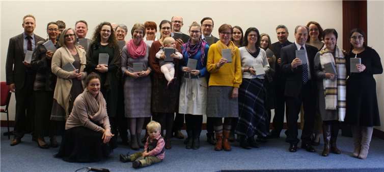 Jehovas Zeugen in Wachtberg freuen sich über ihre neue Bibel.Foto: privat