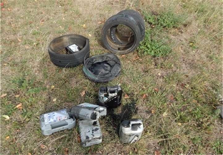 Jemand hat Altreifen und Ölkanister illegal entsorgt. Polizei