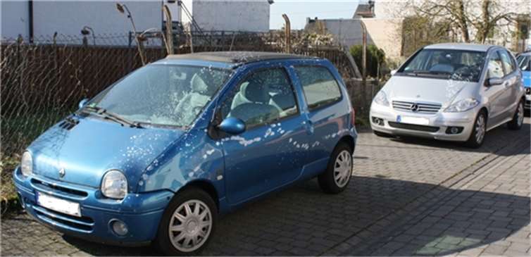 Jemand hat geparkte Autos mit einer Chemikalie besprüht, die die Lackierung der Fahrzeuge angegriffen hat. Foto: Polizei