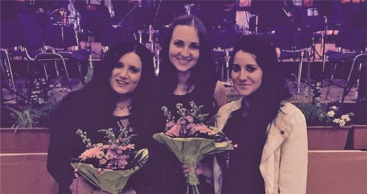 Jenni Löhr, Johanna Dahmann und Sarah Binczyk werden in den kommenden zwei Jahren die Löfer Weinkultur repräsentieren. privat