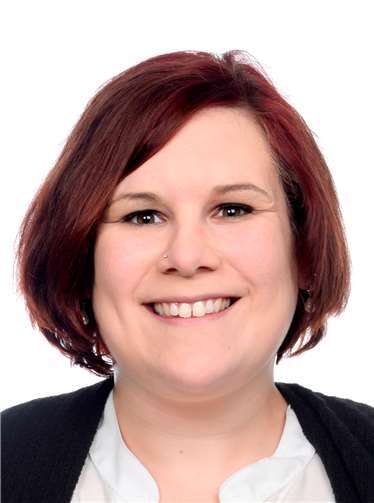 Jennifer Neitzert, Fachgeschäftsleiterin und Hörakustikmeisterin: „Wir sind erst zufrieden, wenn Sie es auch sind!“. Fotostudio Reuther