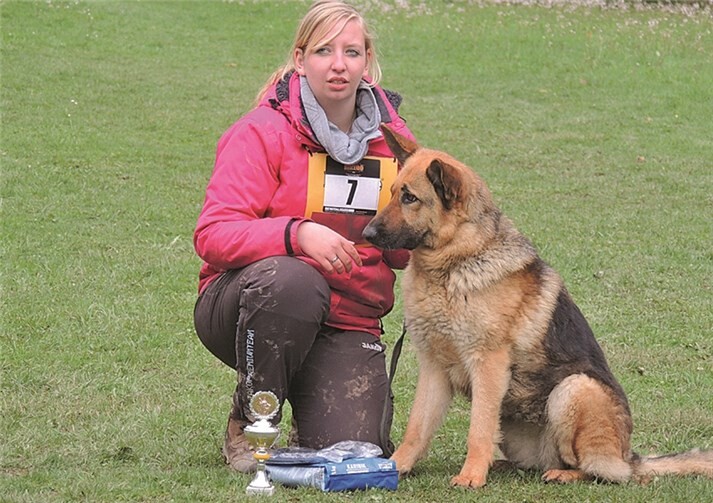 Jennifer Schneider und DSH Hündin „Bega“ mit den erreichten Preisen.