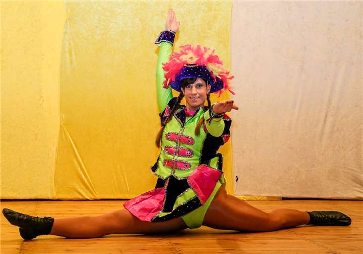 Jennifer Spitzley aus Welling begeisterte mit ihrem tollen Solotanz und dem bunten Kostüm.