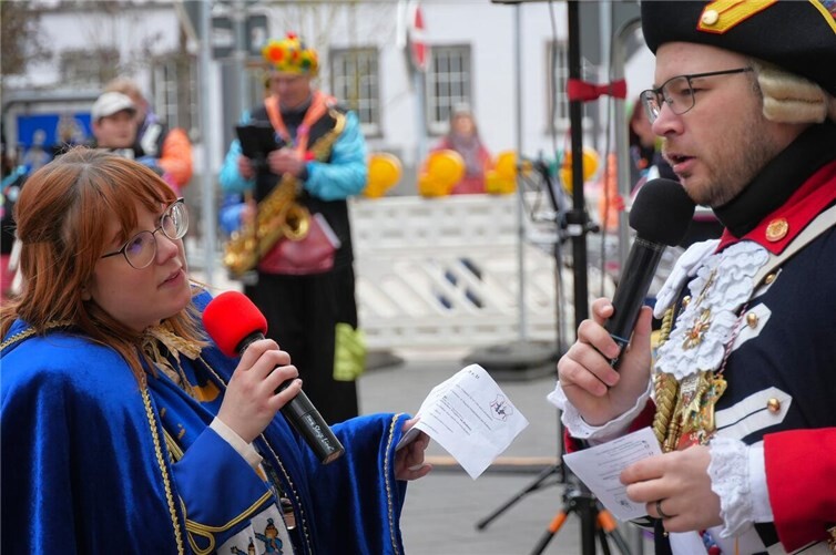 Jenny Blum von den närrischen Truppen und Kommandeur Alexander Wertgen wurden sich nicht einig.